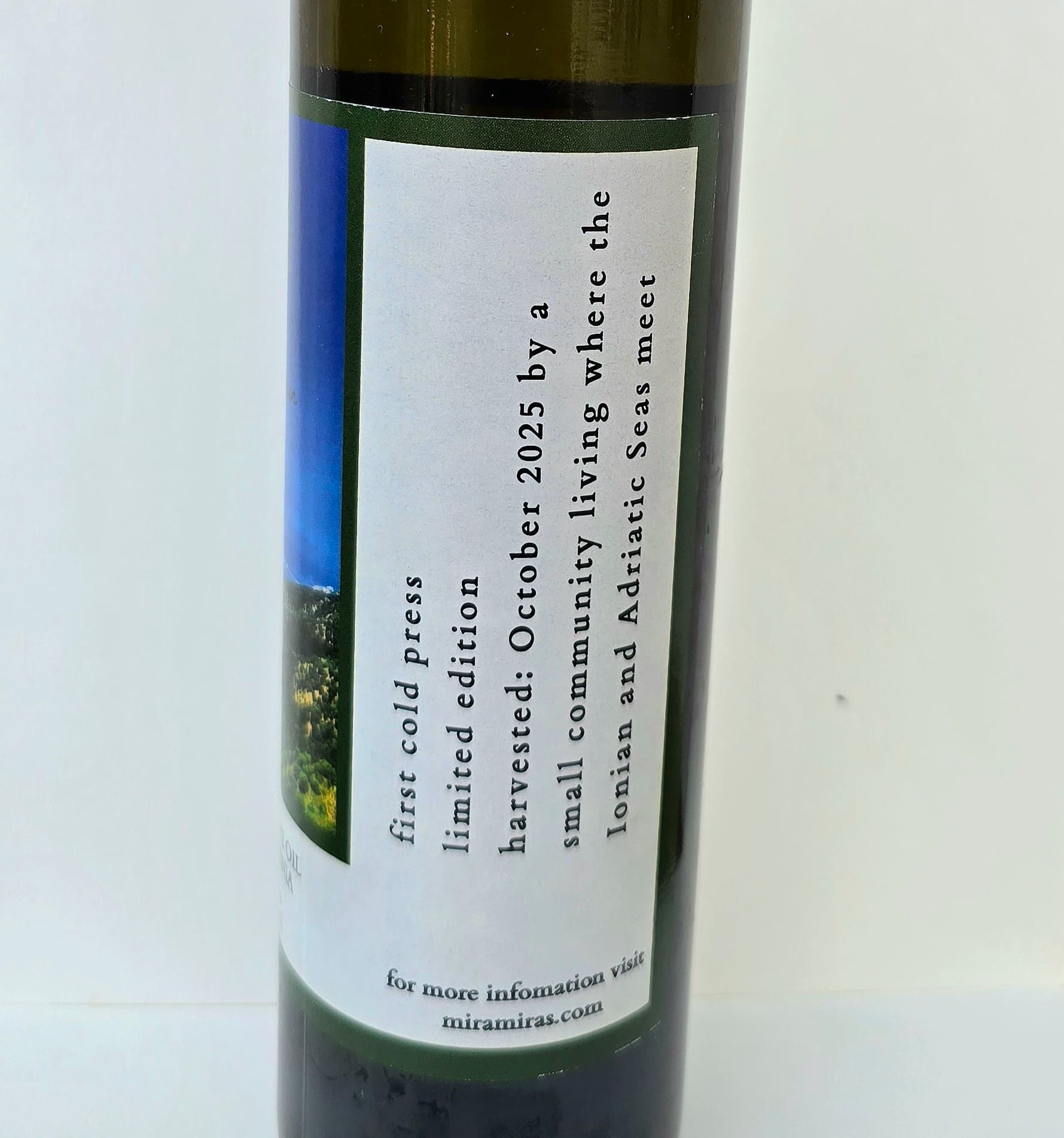 Kaninë olive oil label side detail